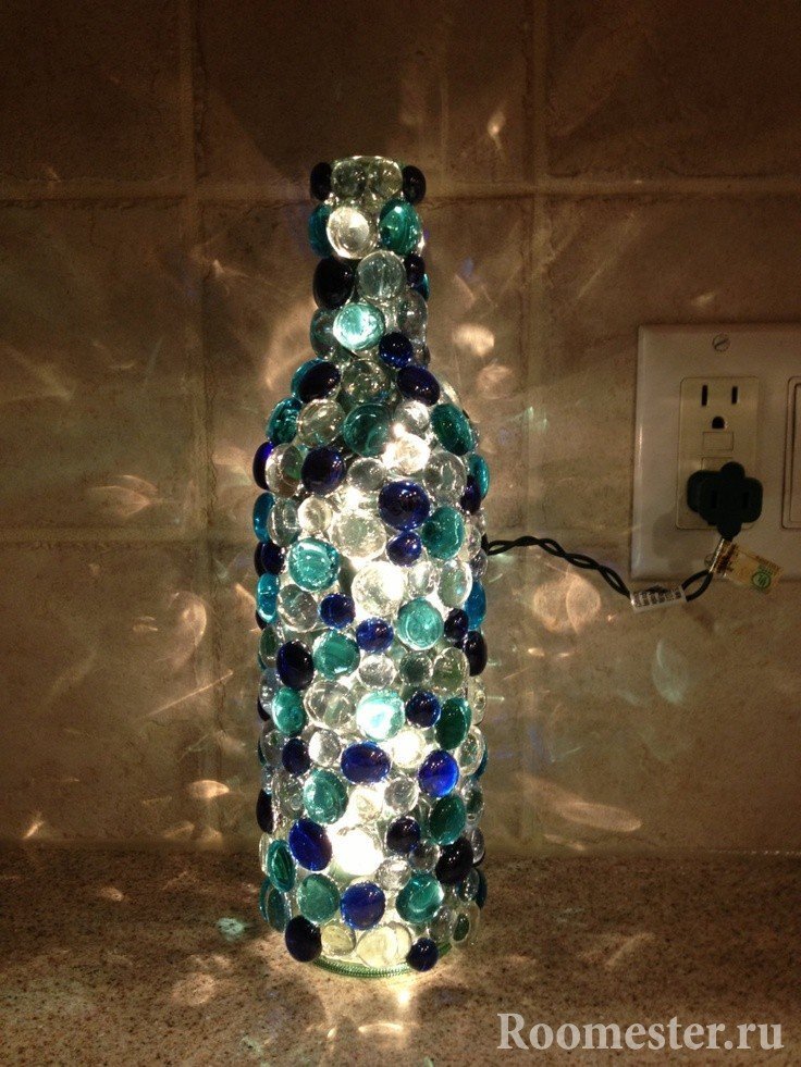 Светильник-бутылка с камнями
