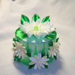 Зеленая шкатулка с белыми цветами