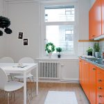 Белая кухня с оранжевой мебелью