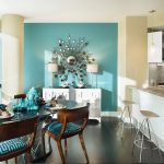 Бирюзовый цвет на стене и мебели - яркое решение для кухни в светлых тонах