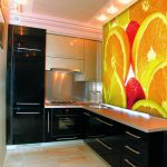 Апельсины на стене кухни