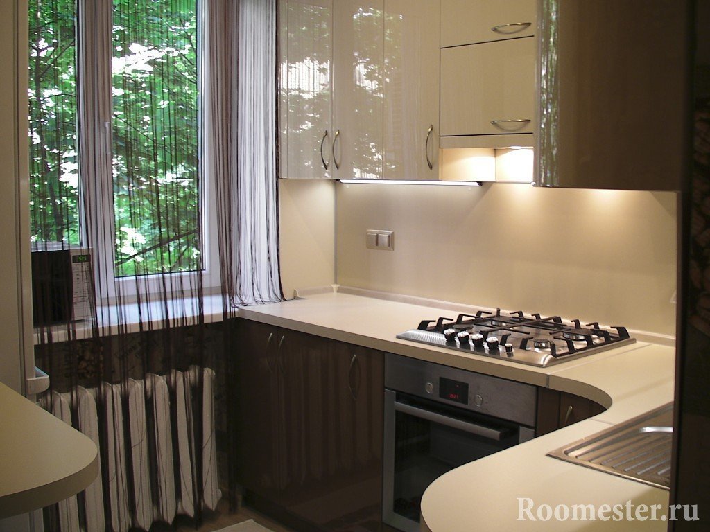 Бежево-коричневая мебель на кухне