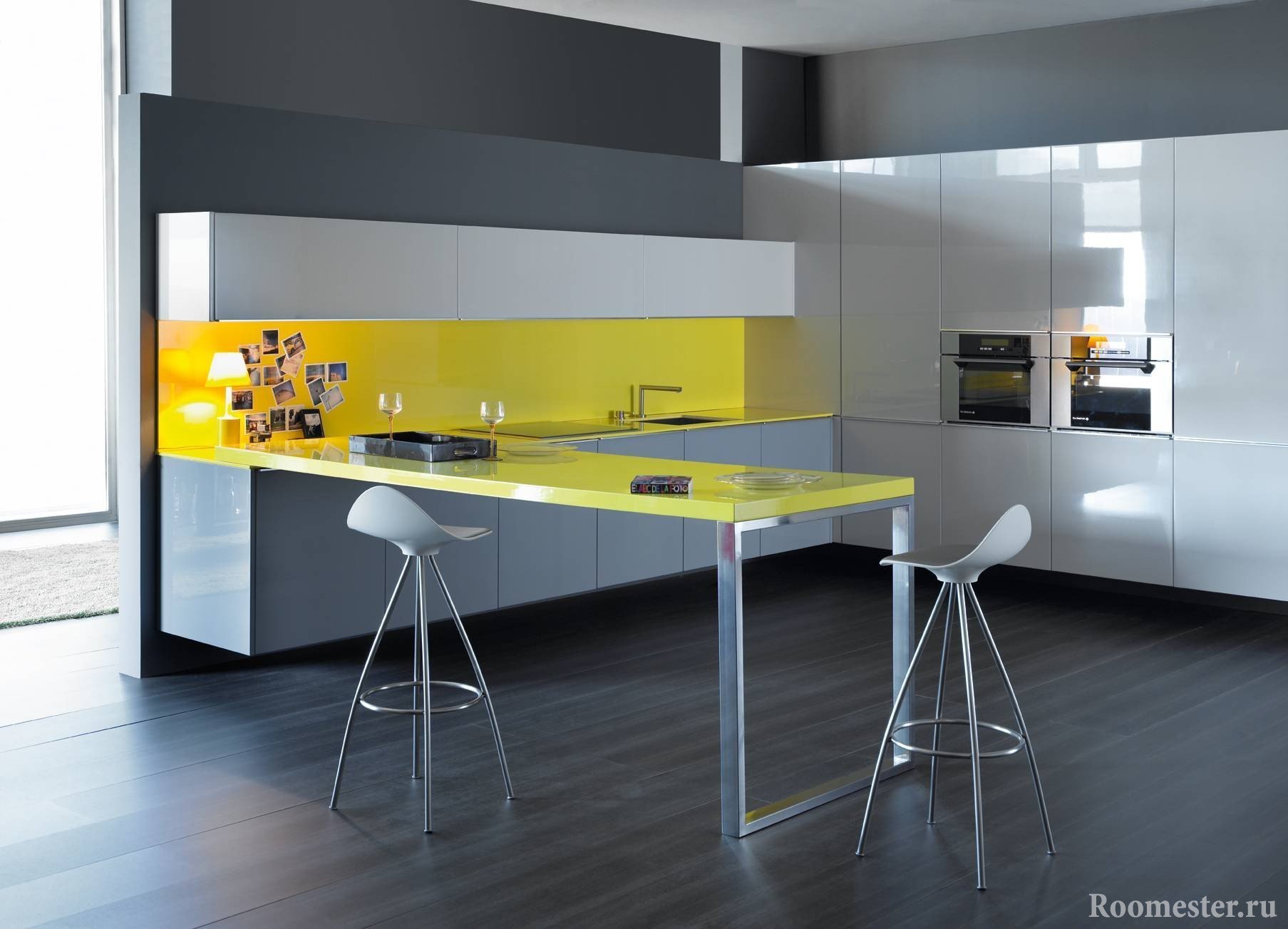 Желто-серый дизайн кухни