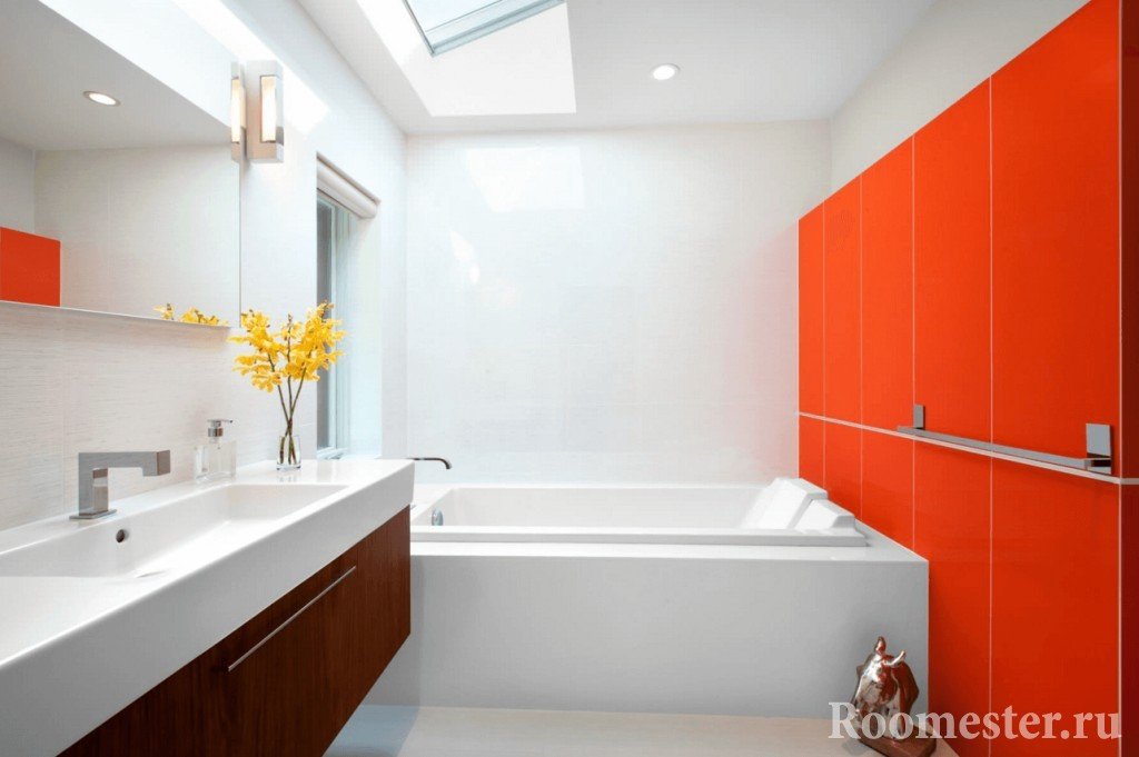 Оранжево-белый интерьер ванной