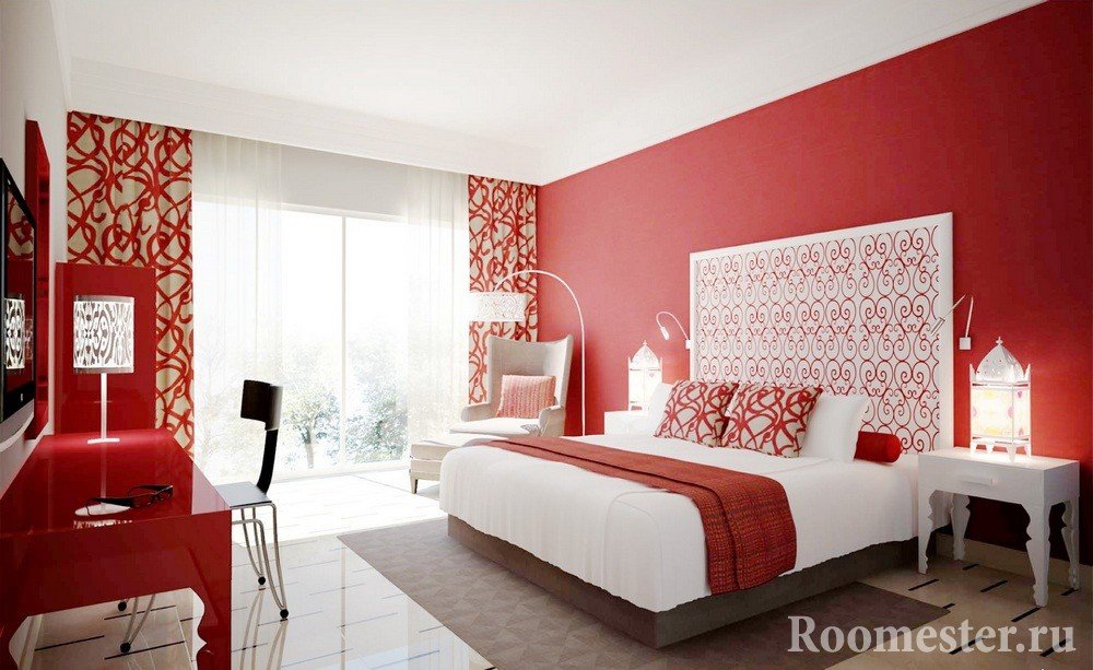 Белая мебель в спальне с красными стенами