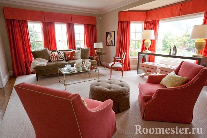 Красные шторы в гостиной