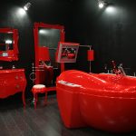 Красная мебель в комнате с черными стенами