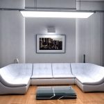 Необычная лампа над диваном