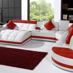 Красно-белый диван в интерьере