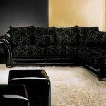 Шикарный черный диван на белом ковре