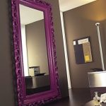 Зеркало в фиолетовой раме