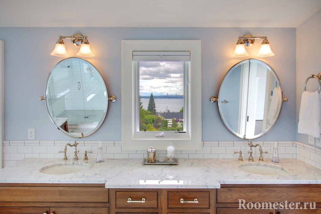 With mirror view. Зеркало в ванную. Дизайнерские зеркала в ванную. Зеркало в интерьере ванной комнаты. Круглое зеркало над раковиной.