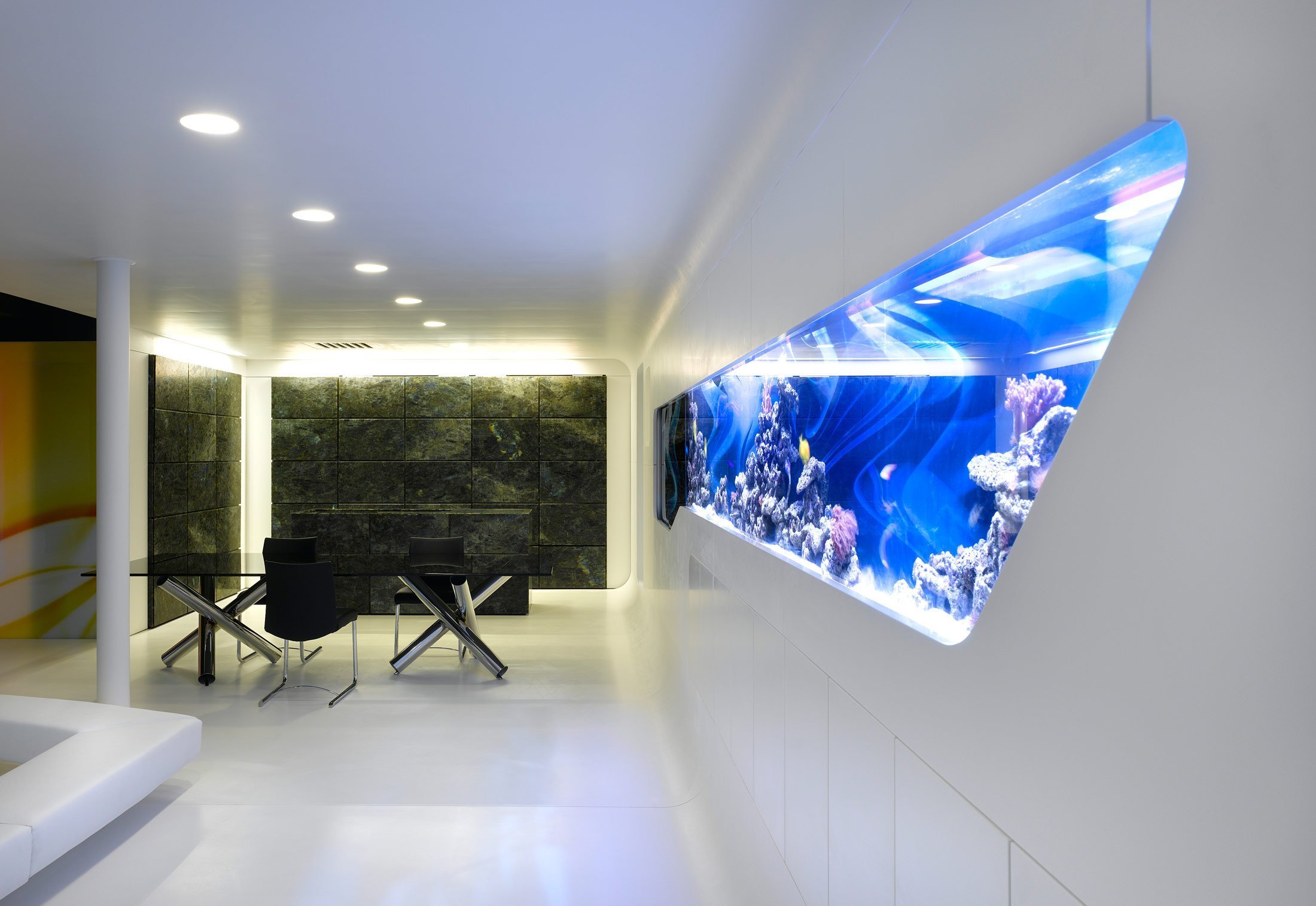 Современный интерьер с аквариумом в стене