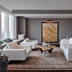Серый интерьер гостиной с белой мебелью