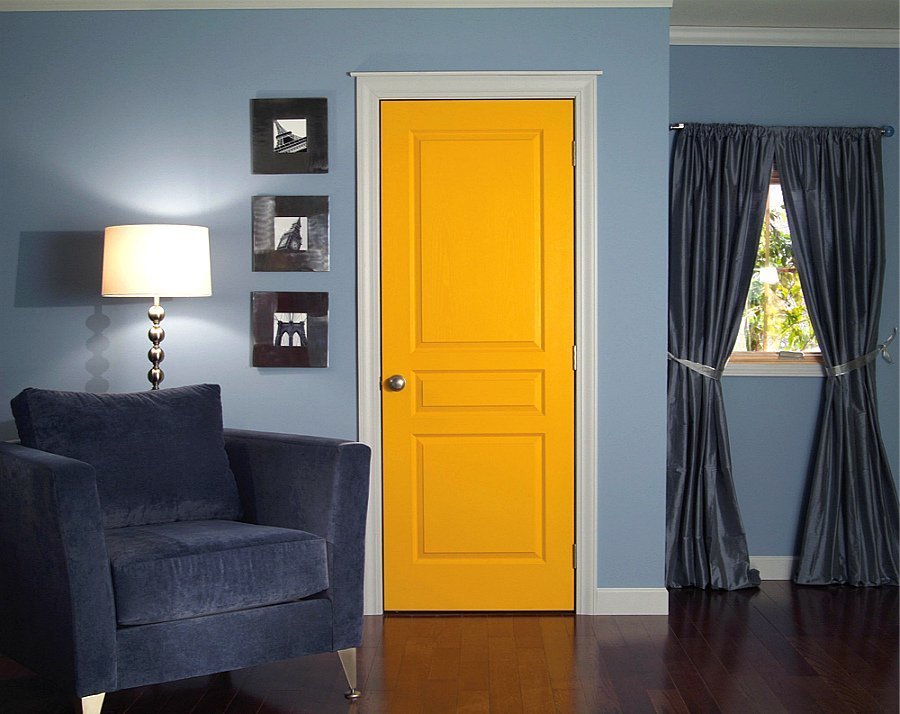 Синие стены и желтая дверь