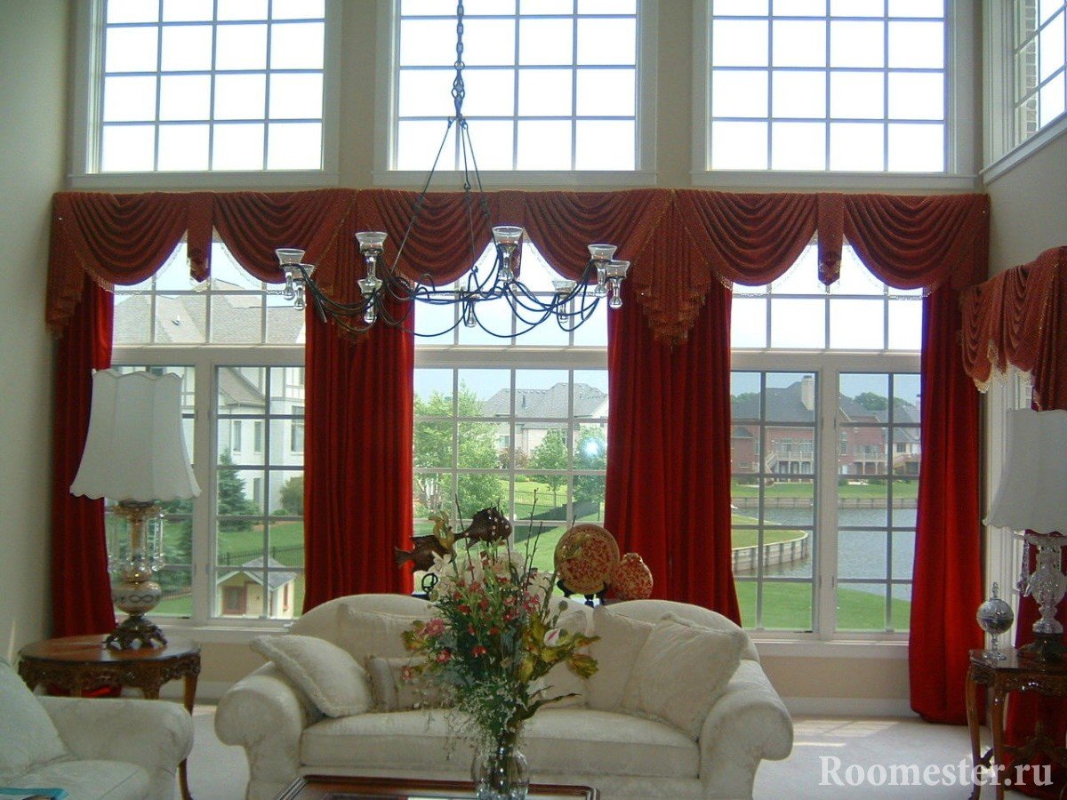 Красные шторы в белой гостиной