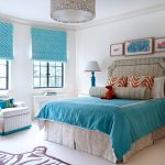 Голубые шторы в белом интерьере спальни