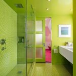 Стеклянный душ и зеленые стены