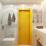 Желтая дверь в светлой ванной