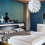 Спальня с синими стенами и белой мебелью