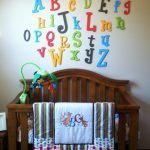 Разноцветные буквы над детской кроваткой