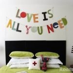 Разноцветные буквы на стене в спальне