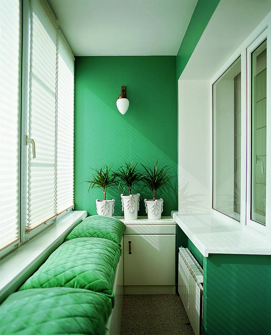 Балкон с бело-зеленым интерьером