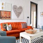 Сочетание оранжевой и голубой мебели