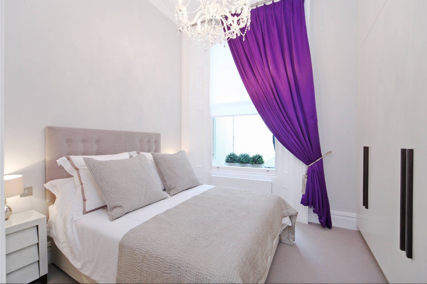 Фиолетовые шторы в белом интерьере спальни