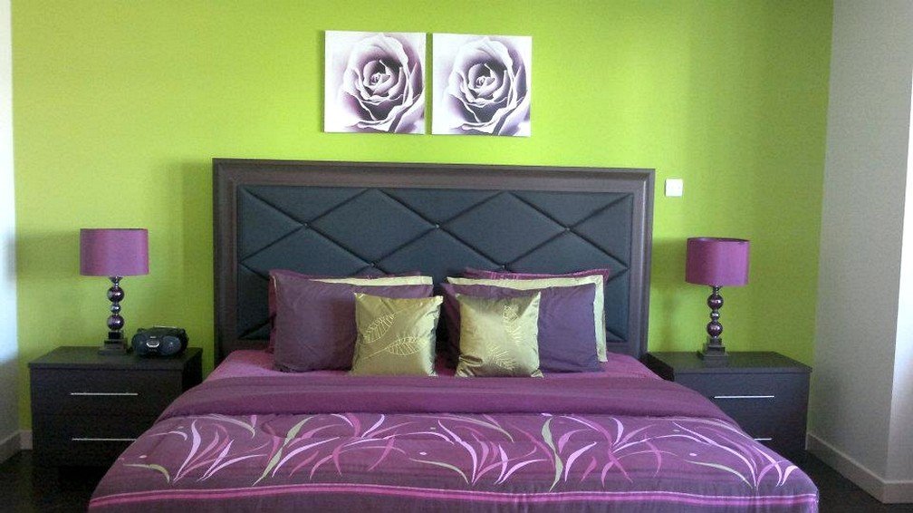 Салатовые стены и фиолетовый текстиль в спальне