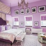 Картины на фиолетовой стене спальни