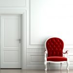 Красное кресло в белом интерьере