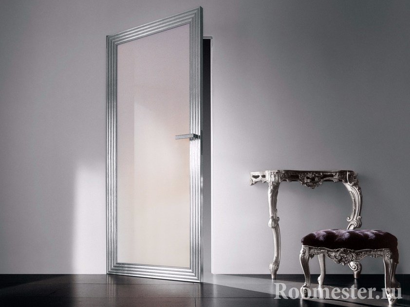Стеклянная дверь с серебристой окантовкой в интерьере