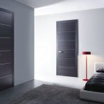 Светлая спальня в стиле модерн с темными дверями