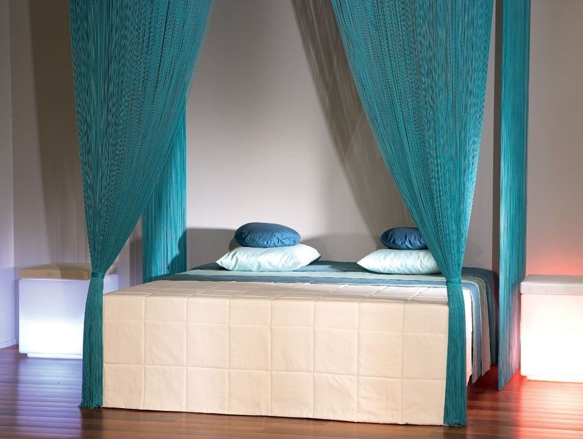 Нитяные шторы на кровати