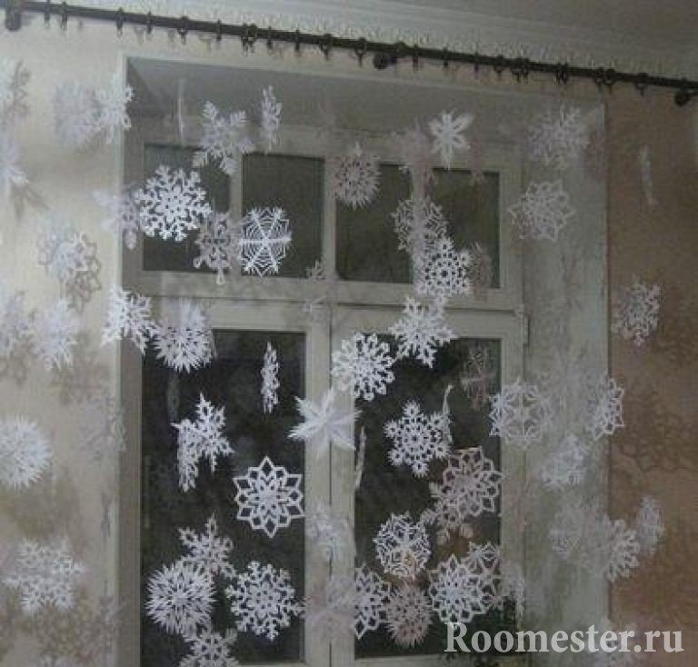 Снежинки и вытынанки 2023: бумажный декор на окна своими руками