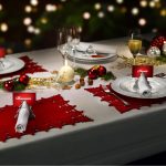 Декор новогоднего стола елочными игрушками, гирляндами и орехами