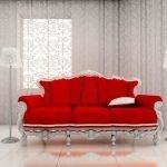 Светлый интерьер с красным диваном