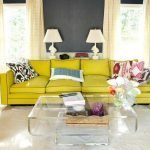Прозрачный столик и желтый диван в интерьере