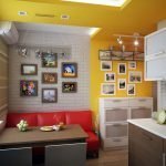 Красный диван в желто-белом интерьере кухни