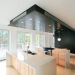 Черный потолок в кухонной зоне