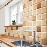 Плитка с имитацией дерева на кухонной стене