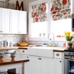 Белая мебель и цветные шторы на кухне