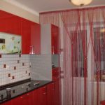 Красные занавески и мебель на кухне