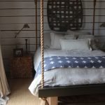 Лампы на тумбочках у кровати