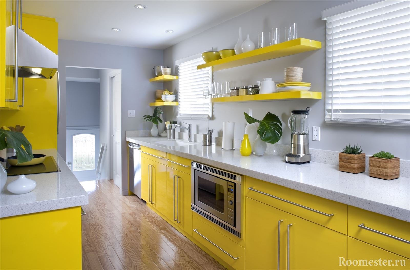 Сочетание желтой мебели и серых стен на кухне