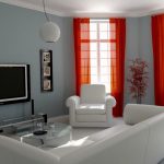 Красные шторы и белая мебель в сером интерьере гостиной