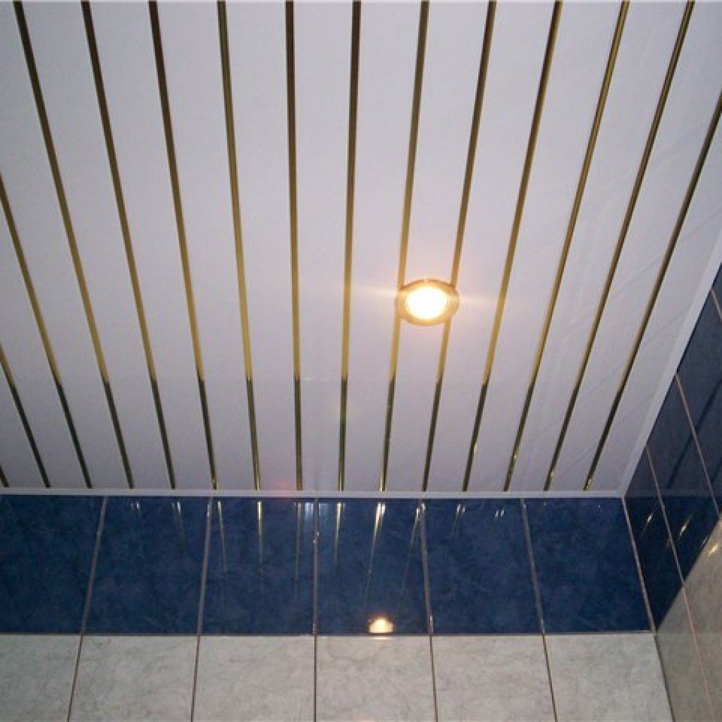 Пластиковый потолок пвх. Потолок из панелей ПВХ. Пластиковый потолок в ванной. Пластиковый потолок в ванную. Пластиковые панели для потолка.