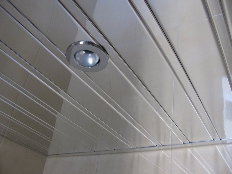 Реечный потолок из алюминия в ванной