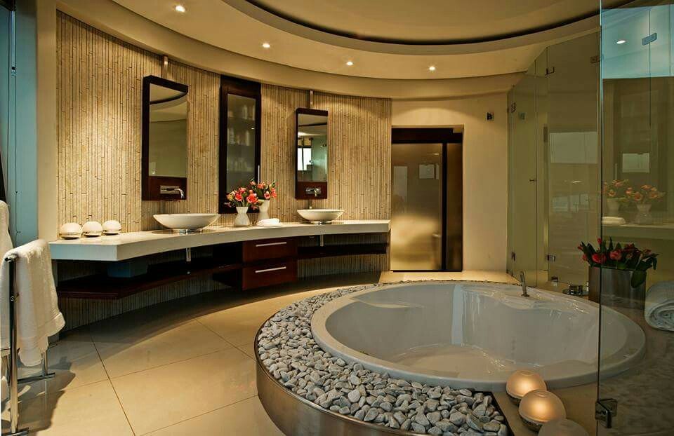 Современный дизайн ванной в коттедже